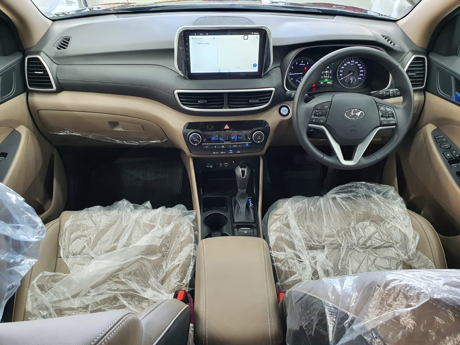 Hyundai Tucson AWD Model 2024 front seats upper view