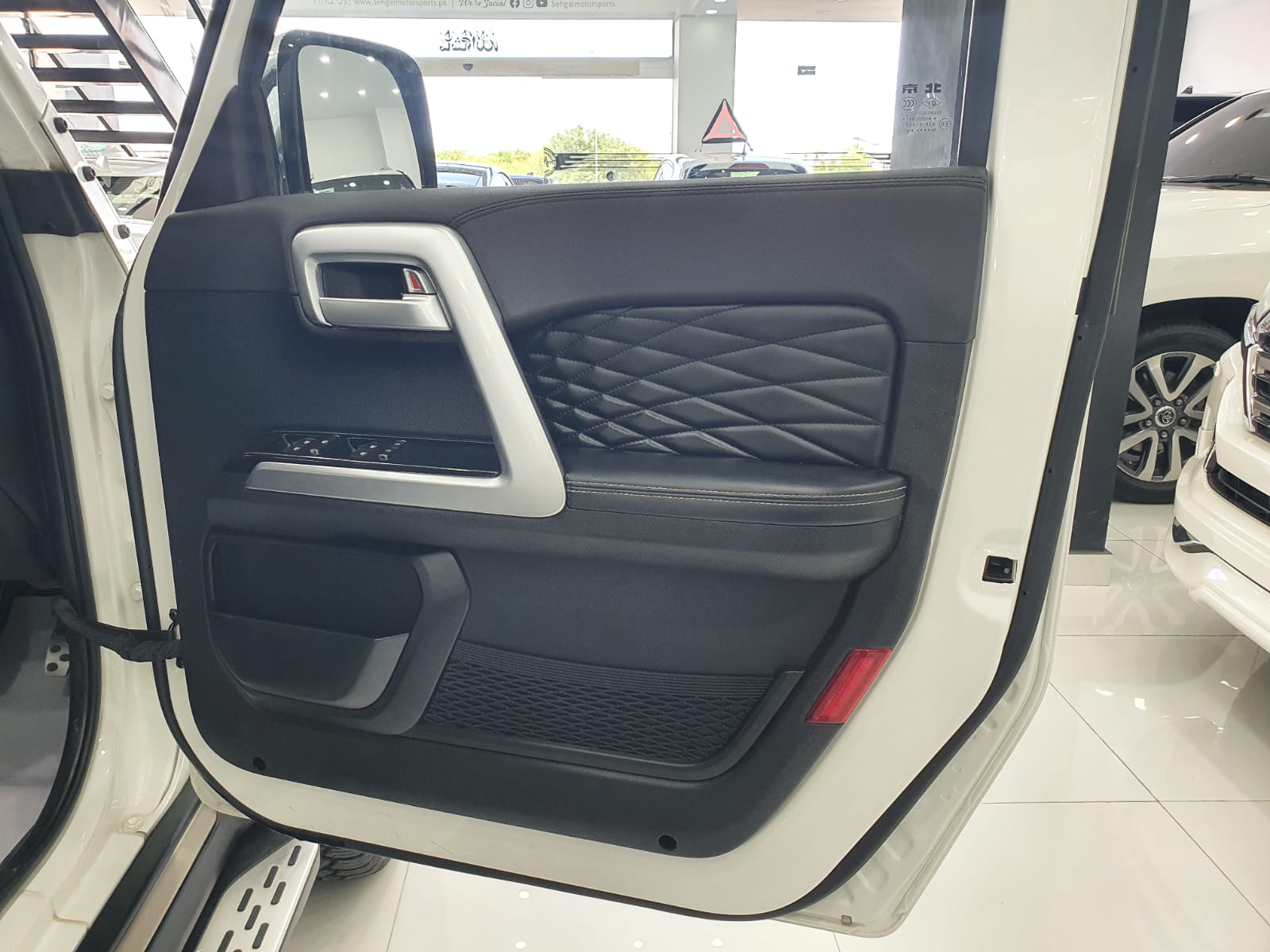 BAIC BJ40 PLUS Honorable Edition Model 2024 front door inner view