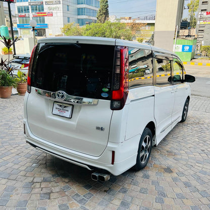 Toyota Noah G Package Hybrid 2014