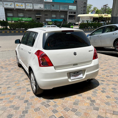Suzuki Swift DLX 1.3 M/T 2015