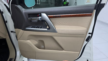 Toyota Land Cruiser AxG Selection  2013