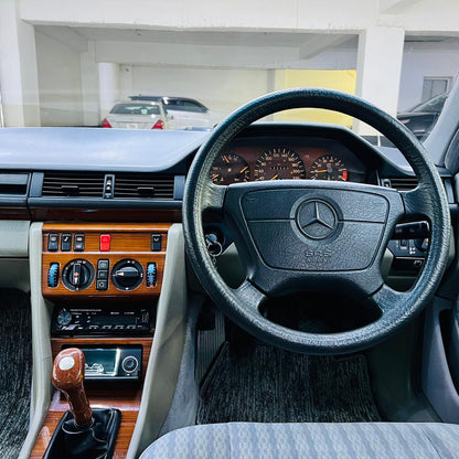 Mercedes Benz E Class E220 M/T 1993