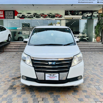 Toyota Noah G Package Hybrid 2014
